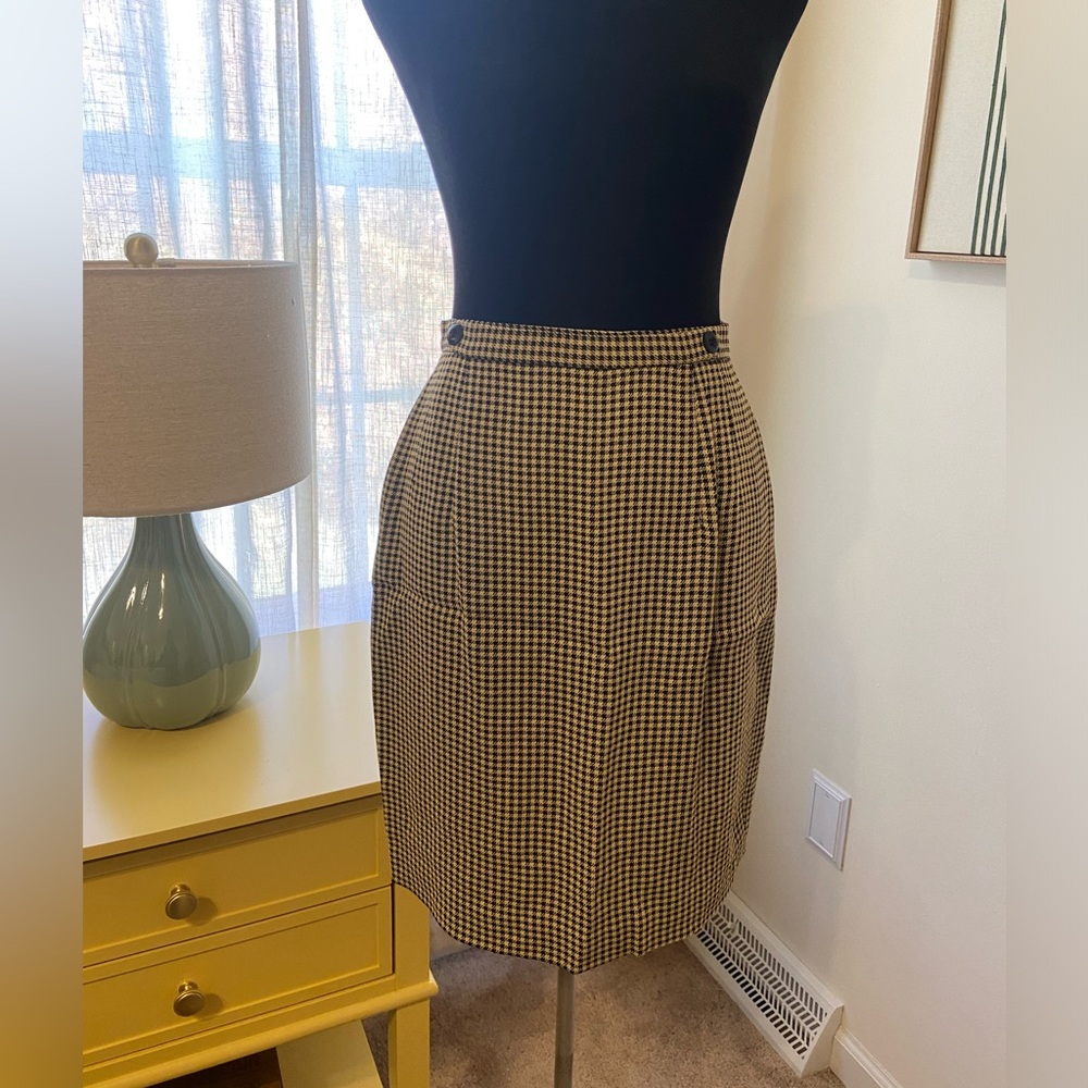 Ann Taylor Woman’s Black and Khaki Lined Skirt Size 6